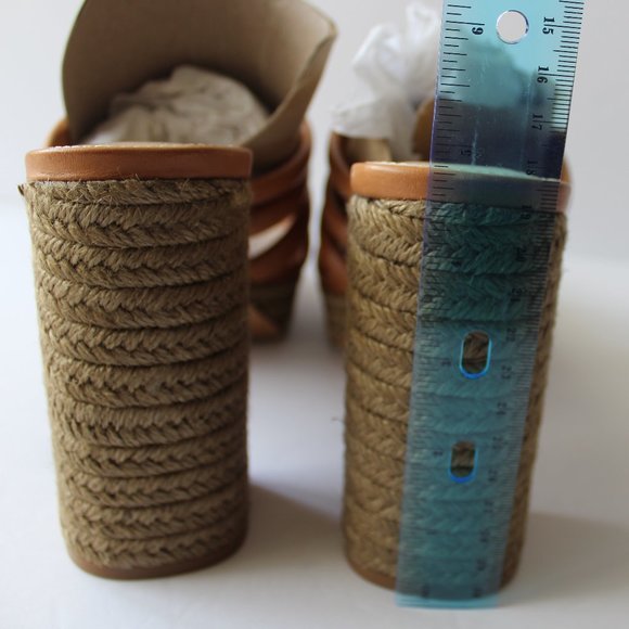 VINCE CAMUTO - Retro-Chic Platform Sandals - VC-Patrest - Picture 14 of 16